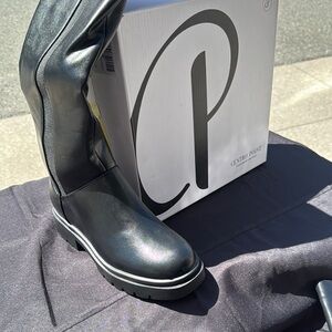 Black Heeled Boots with Sleek Design and Glossy Finish